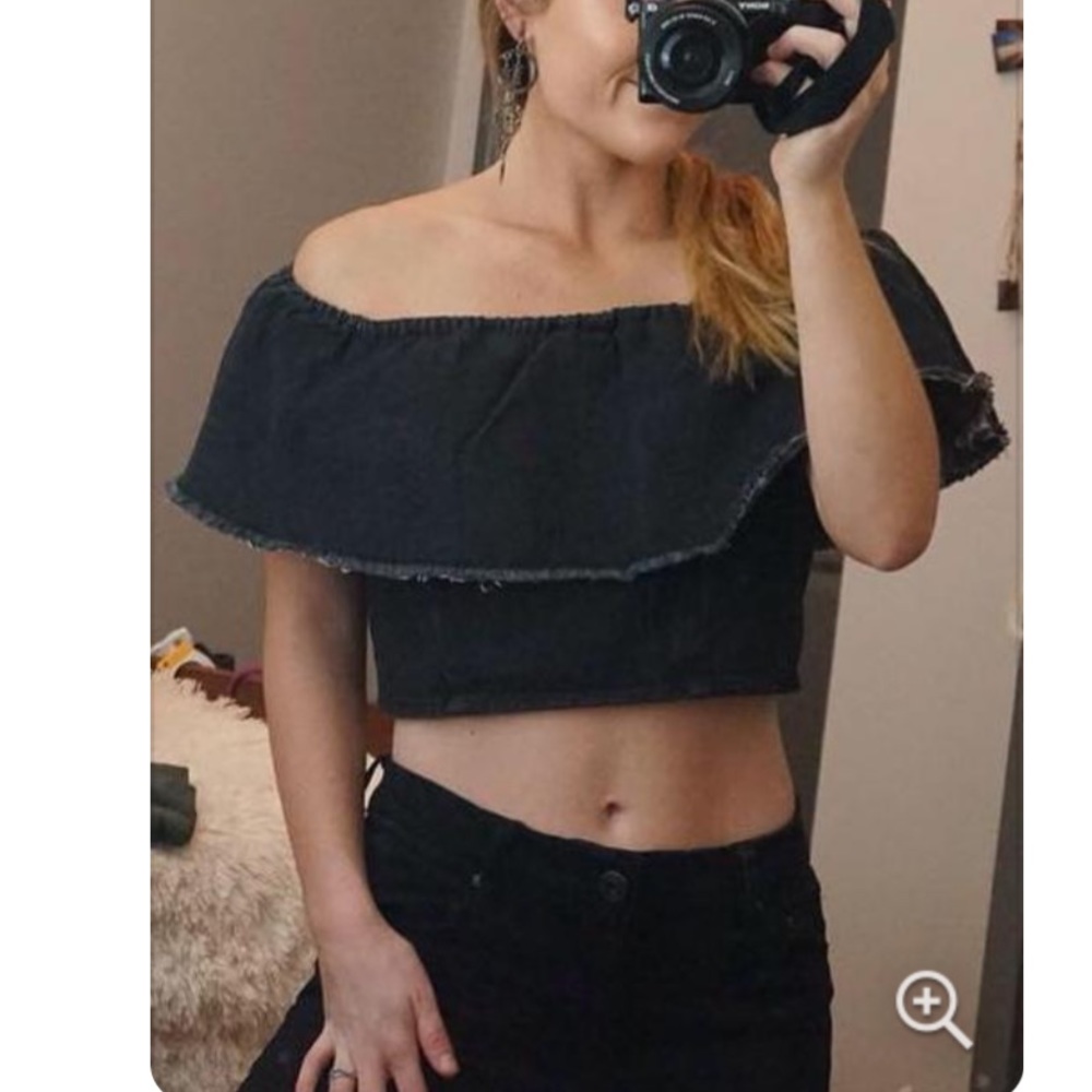 American Eagle black cropped cold shoulder top M